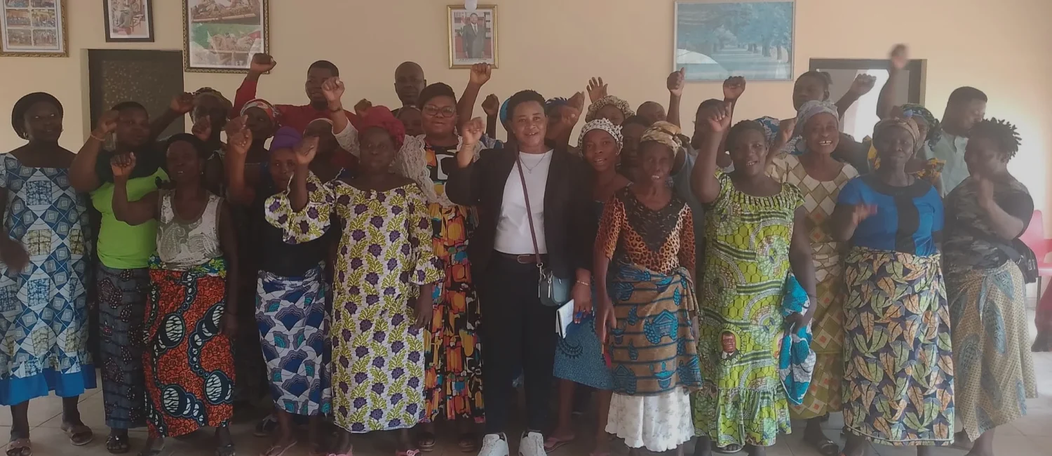 Femmes de Badja réunies pour une séance de sensibilisation à l'autonomisation économique