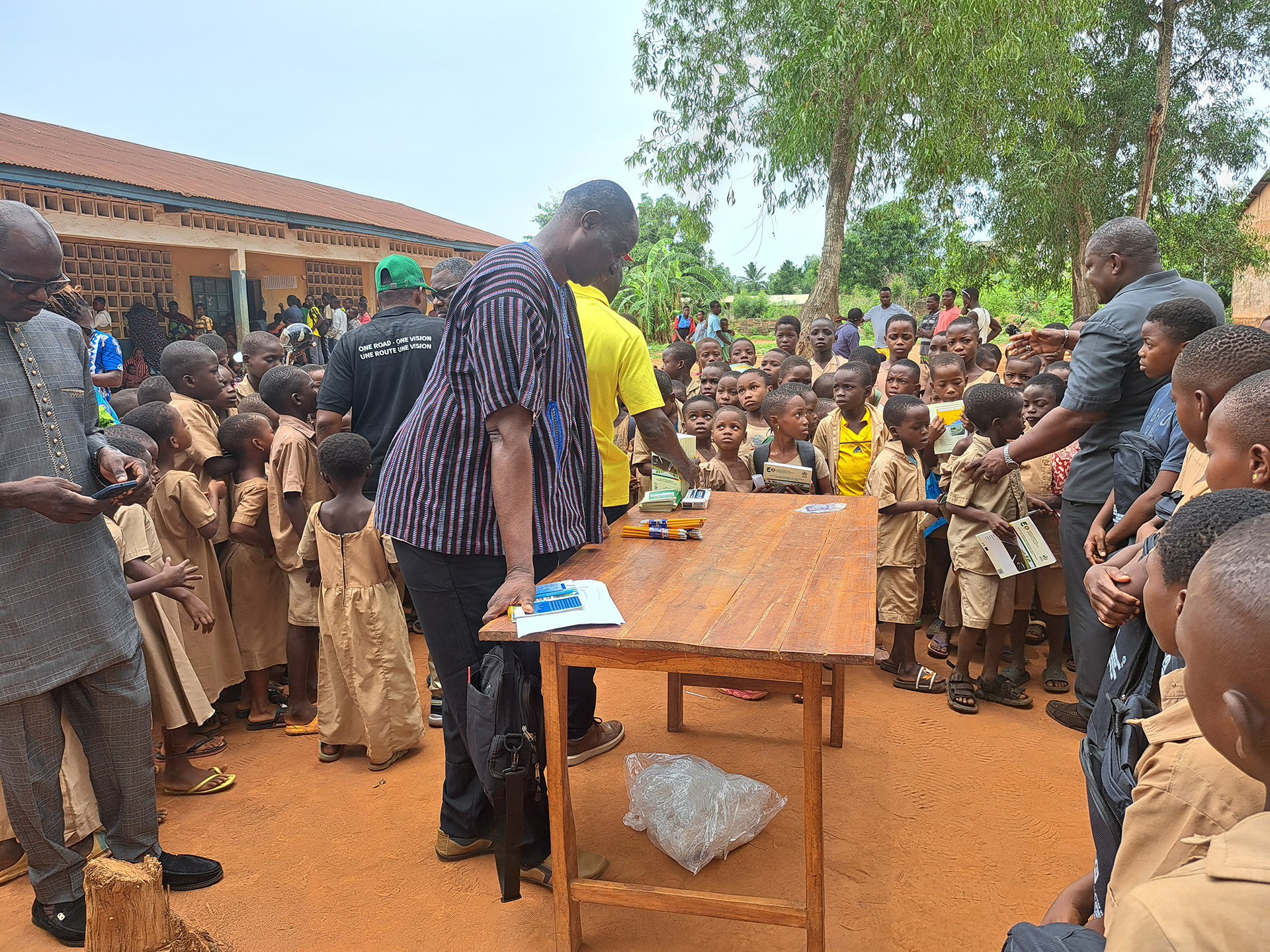 Photo des élèves recevant des kits