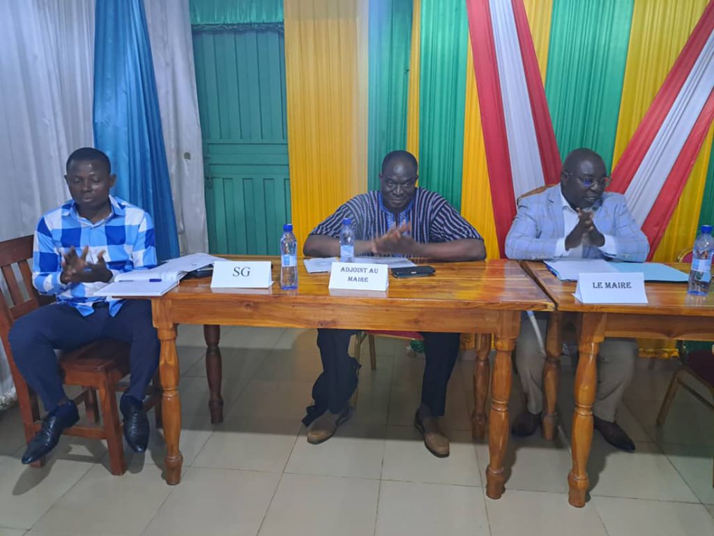 Photo du maire parlant à l'assemblée