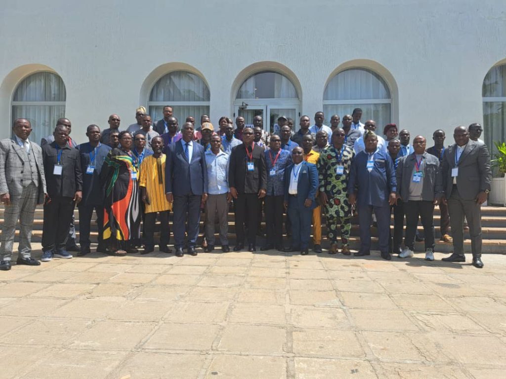 Photo de famille des participants au FIDEL 2025 à l’issue de la cérémonie de remise de prix à Lomé