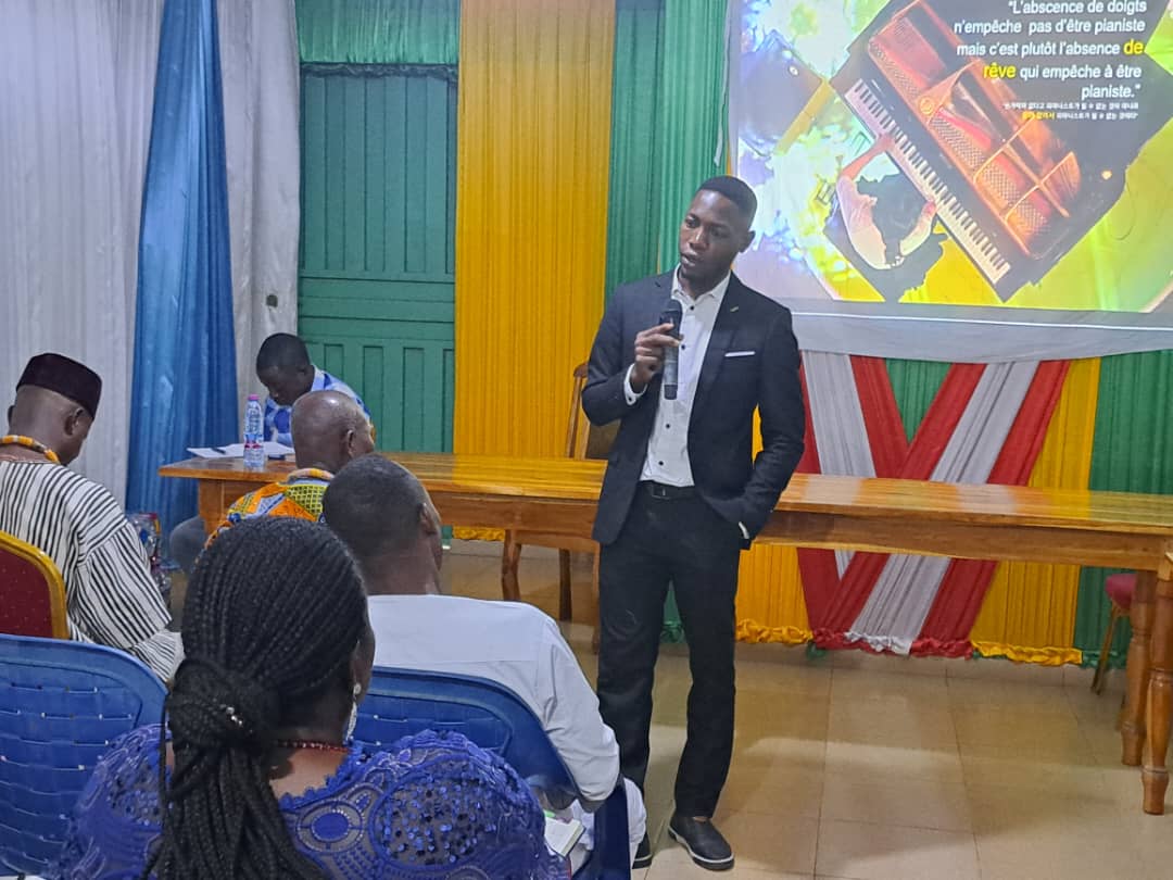 Le professeur Sewovon Kwame Tchéclé intervenant lors de la session de formation sur le changement de mentalité à Noèpé, le 6 mai 2025.