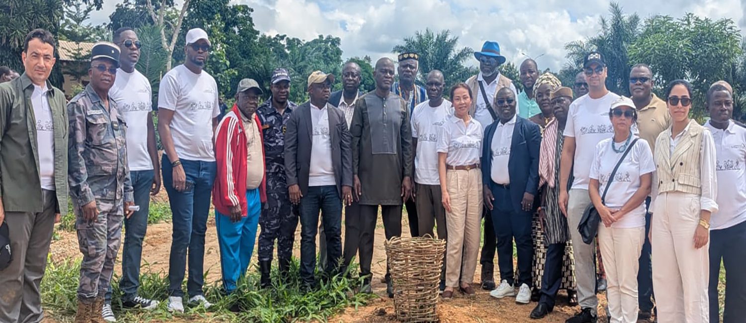 Photo de famille de l'opération de reboisement dans la commune Avé 2 initiée par Jeunes Verts et l'OIF