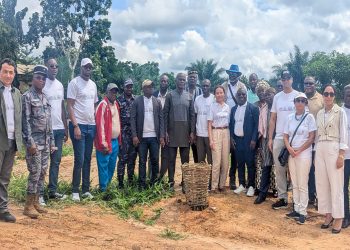 Photo de famille de l'opération de reboisement dans la commune Avé 2 initiée par Jeunes Verts et l'OIF