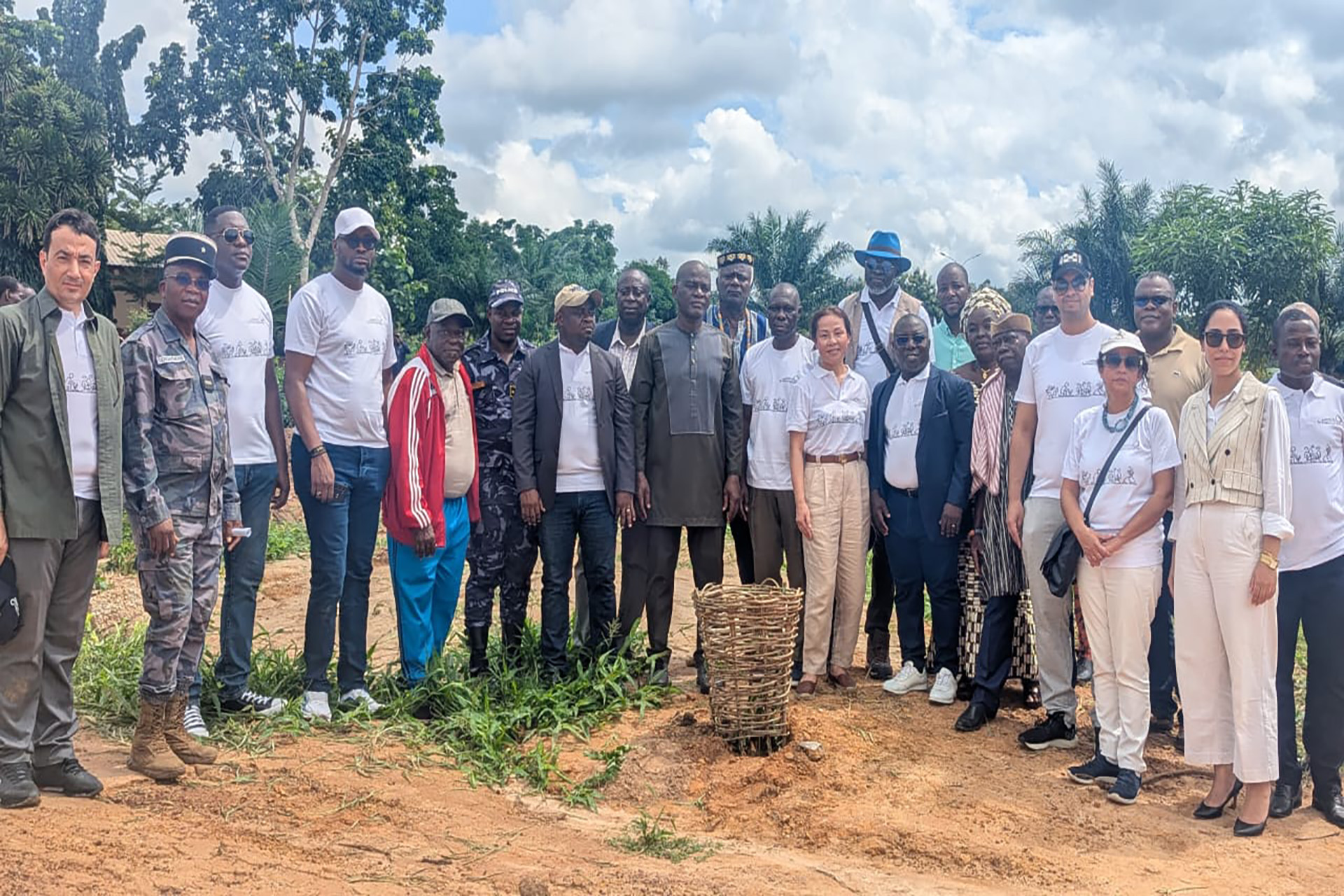 Photo de famille de l'opération de reboisement initiée par Jeunes Verts