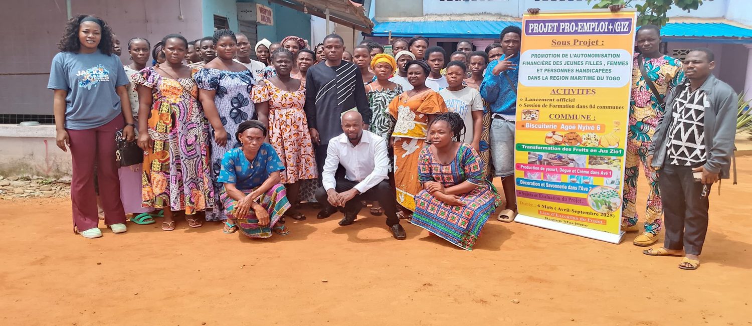 Photo de famille des bénéficiaires de la formation sur l'autonomisation des femmes, des jeunes et des personnes en situation de handicap