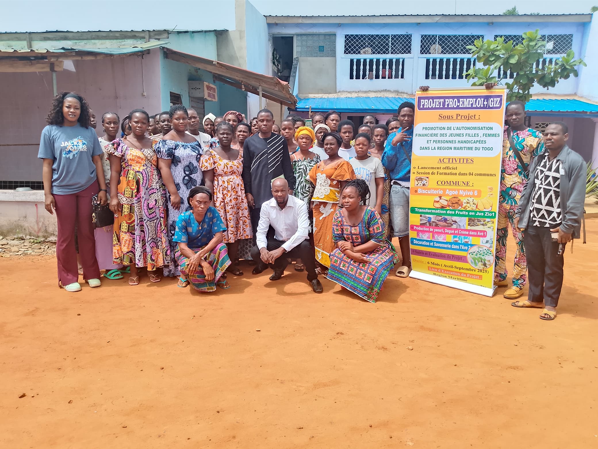 Photo de famille de la formation sur l'autonomisation financière des femmes, des jeunes et des personnes en situation de handicap. 