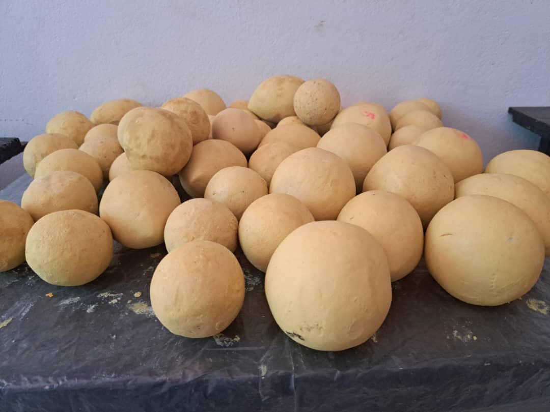 Savons ronds fabriqués par les bénéficiaires lors de la formation sur l'autonomisation des femmes, des jeunes et des personnes en situation de handicap.