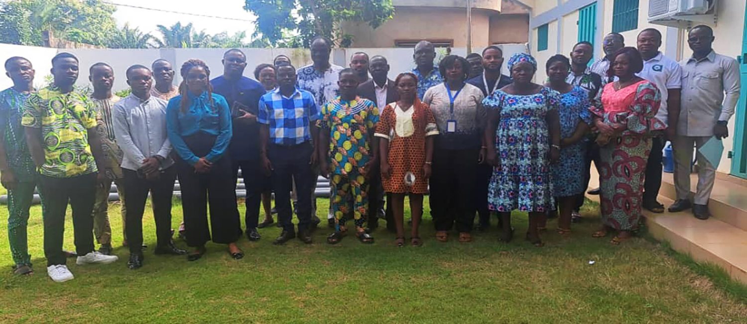 Photo de famille de la formation sur la digitalisation des actes d'état