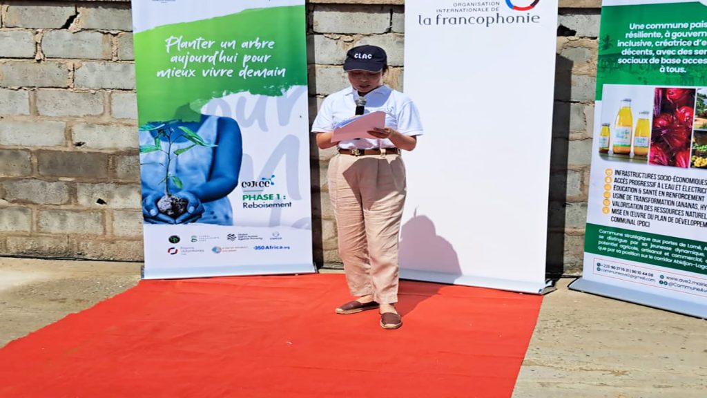Photo de la représentante de l'OIF Afrique de l'Ouest lors de l'opération de reboisement pilotée par Jeunes Verts dans la Commune Avé 2