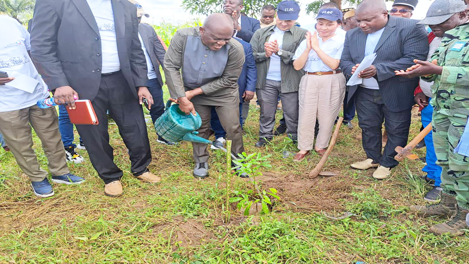 Photo de mise en terre de plants du Préfet de l'Avé lors de l'opération de reboisement dans la commune Avé 2, initiée par Jeunes Verts