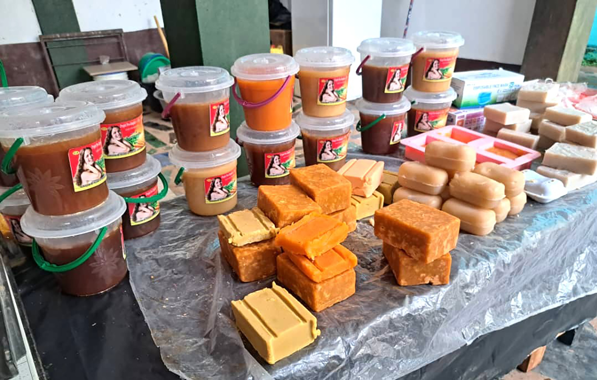 Photo des savons fabriqués par les bénéficiaires de la formation sur l'autonomisation financière des femmes, des jeunes et des personnes en situation de handicap