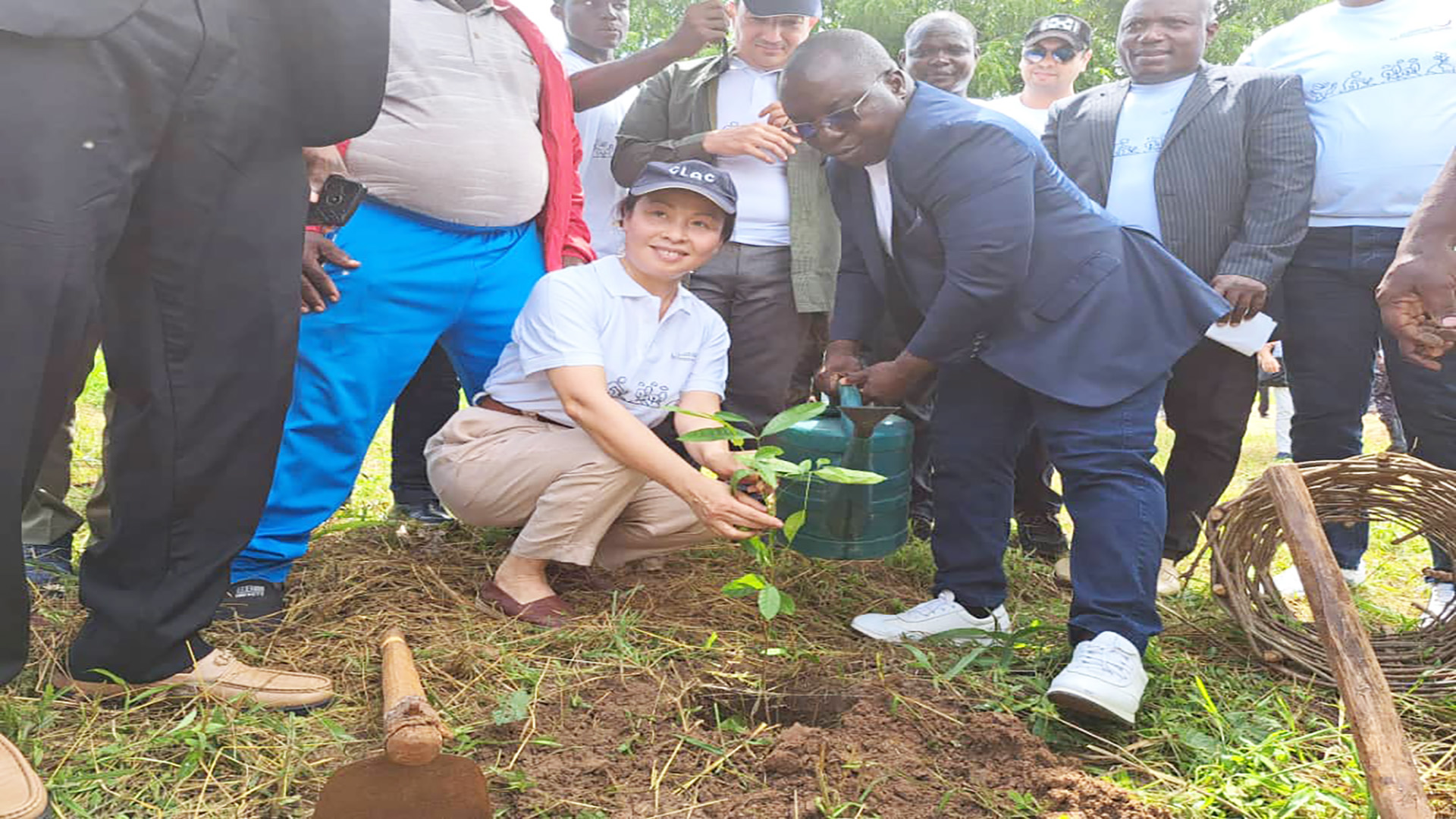 photo de mise en terre de plant du maire et de la représentante OIF