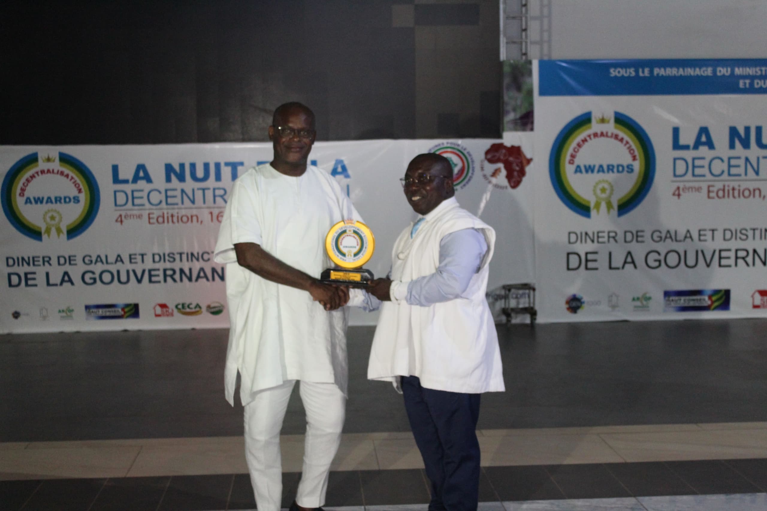 Le maire de la commune Avé 2 recevant un prix honorifique lors du FIDEL 2025 à Lomé