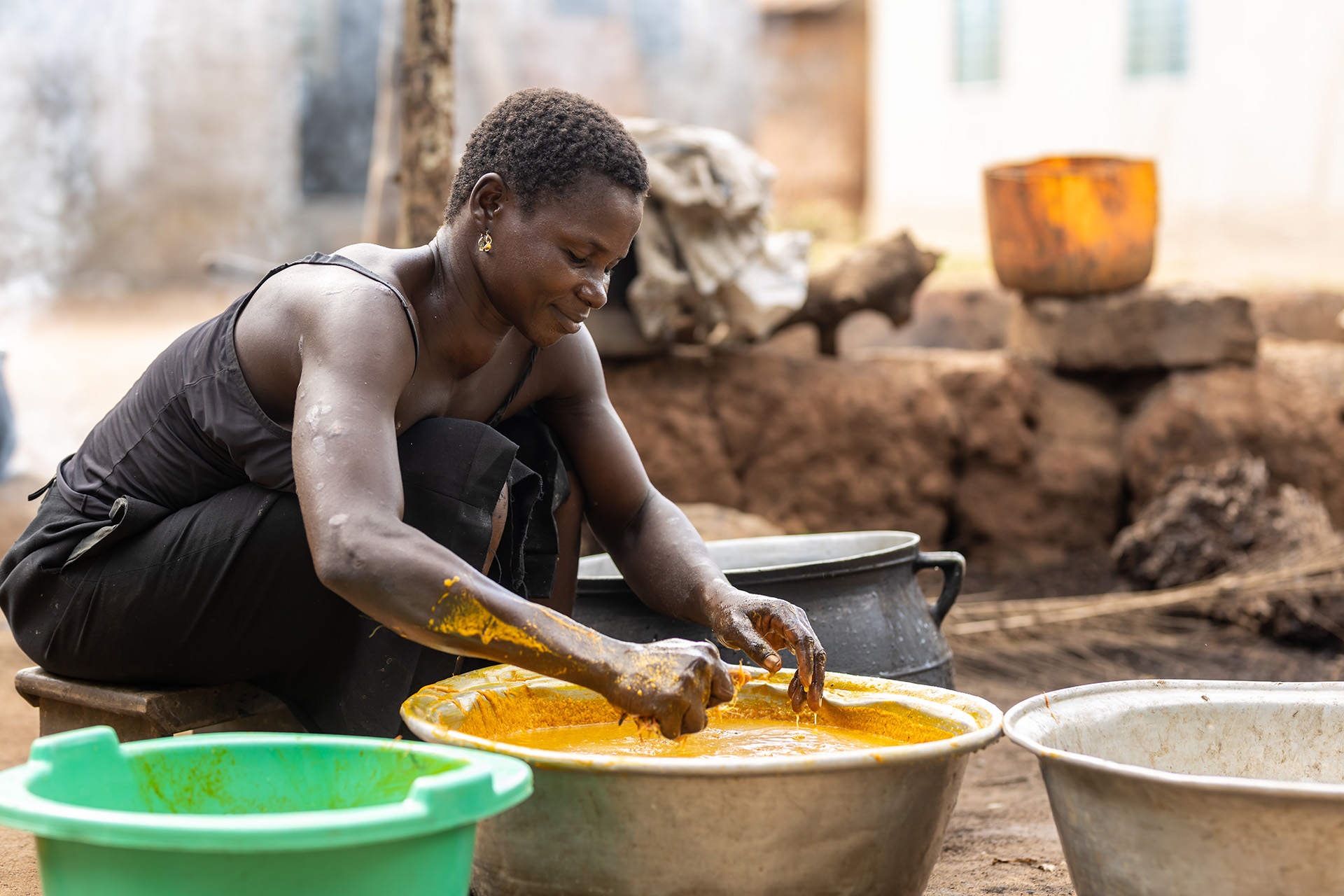 Photo d'une produictrice de l'huile rouge