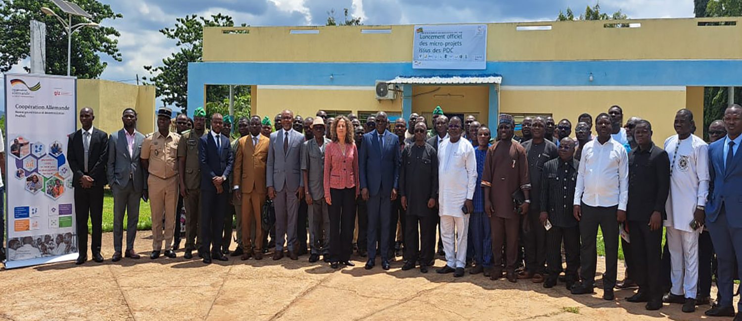 Photo de famille du lancement des microprojets