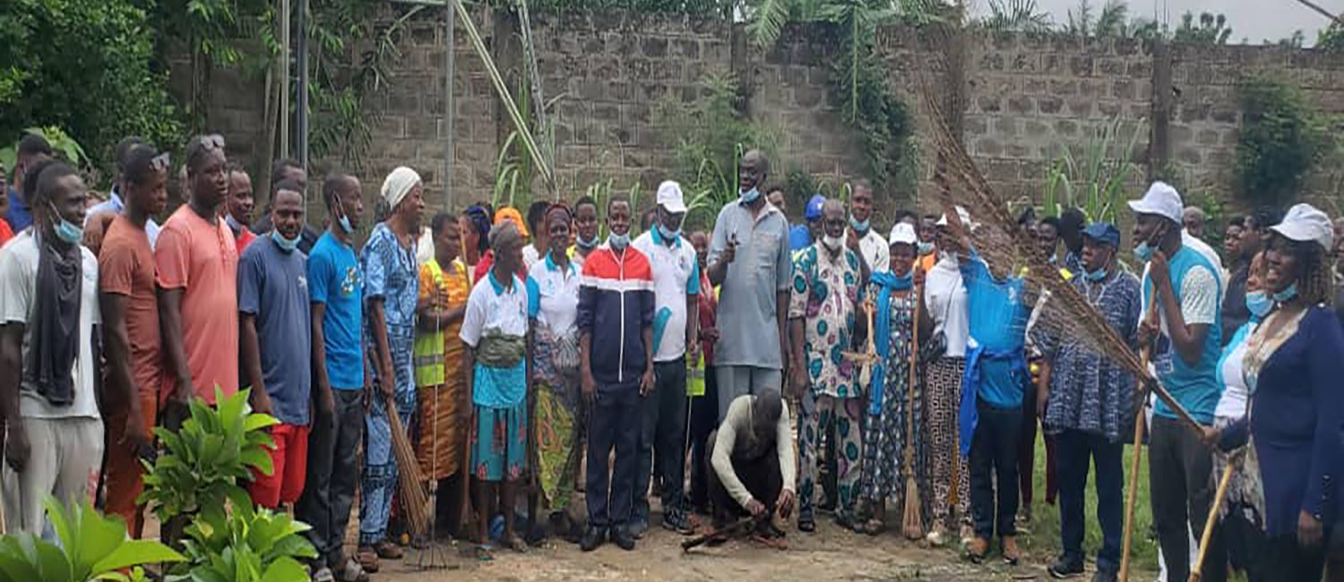 Photo de famille opération de salubrité à Badja
