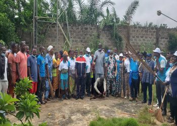 Photo de famille opération de salubrité à Badja
