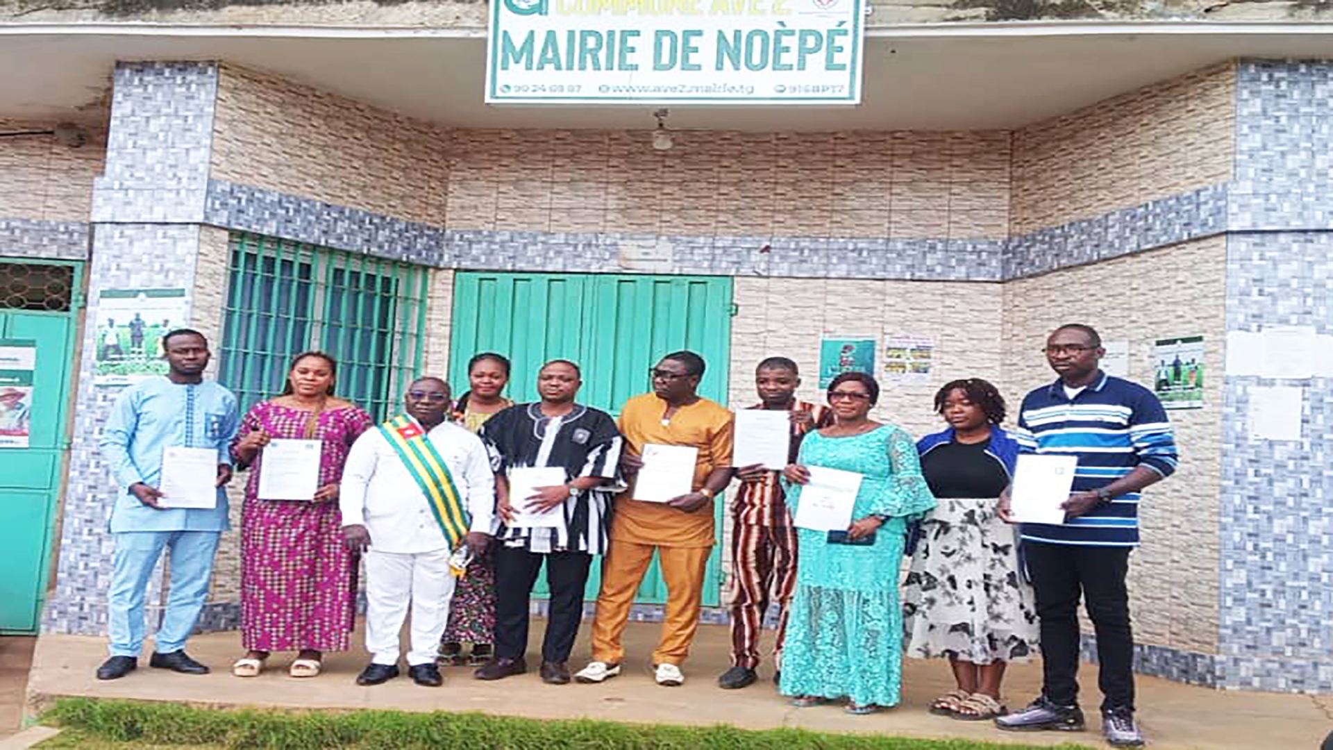 Photo de famille de la signature de convention de partenariat entre la mairie de Noèpé et les OSC