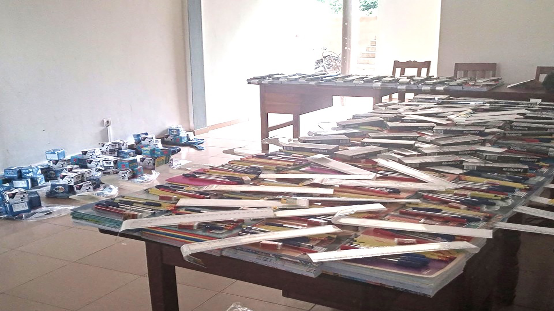 fournitures scolaires aux enfants pour encourager l’excellence