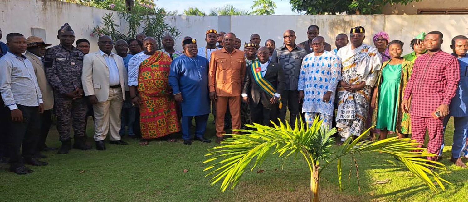 photo de famille, investiture maire et adjoint Avé 2