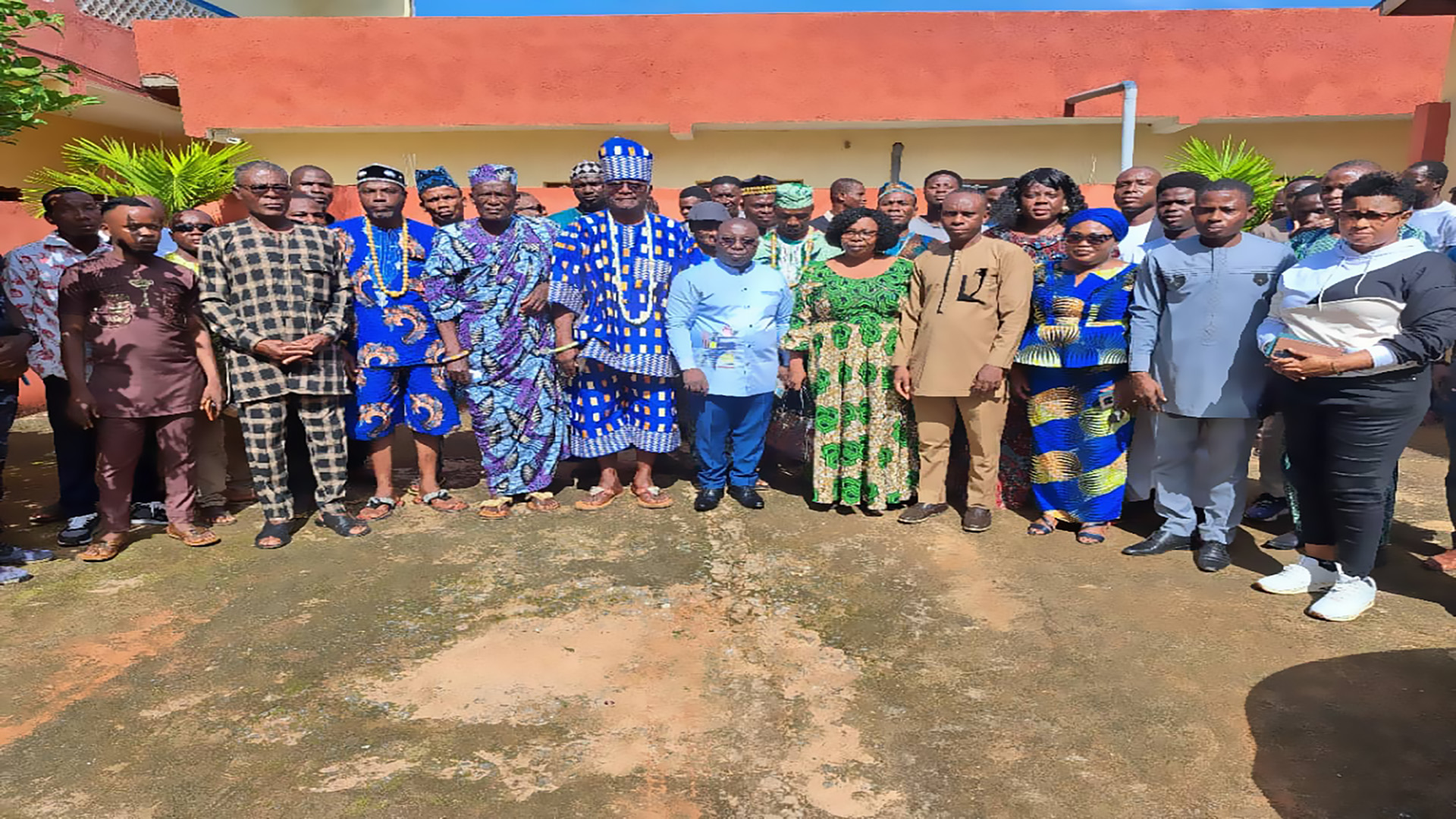 Photo de famille lors de la sensibilisation sur les valeurs citoyennes à Noèpé