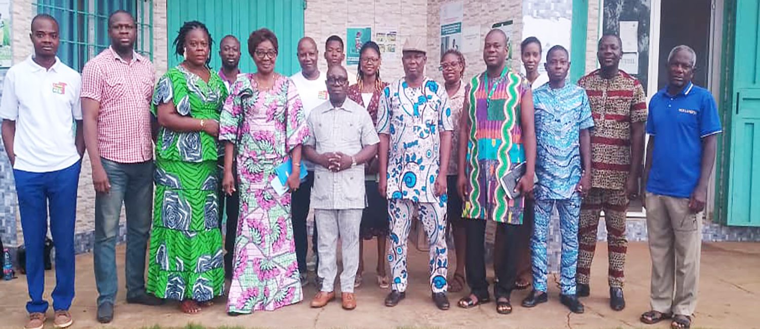 Photo de famille de la rencontre avec les OSC