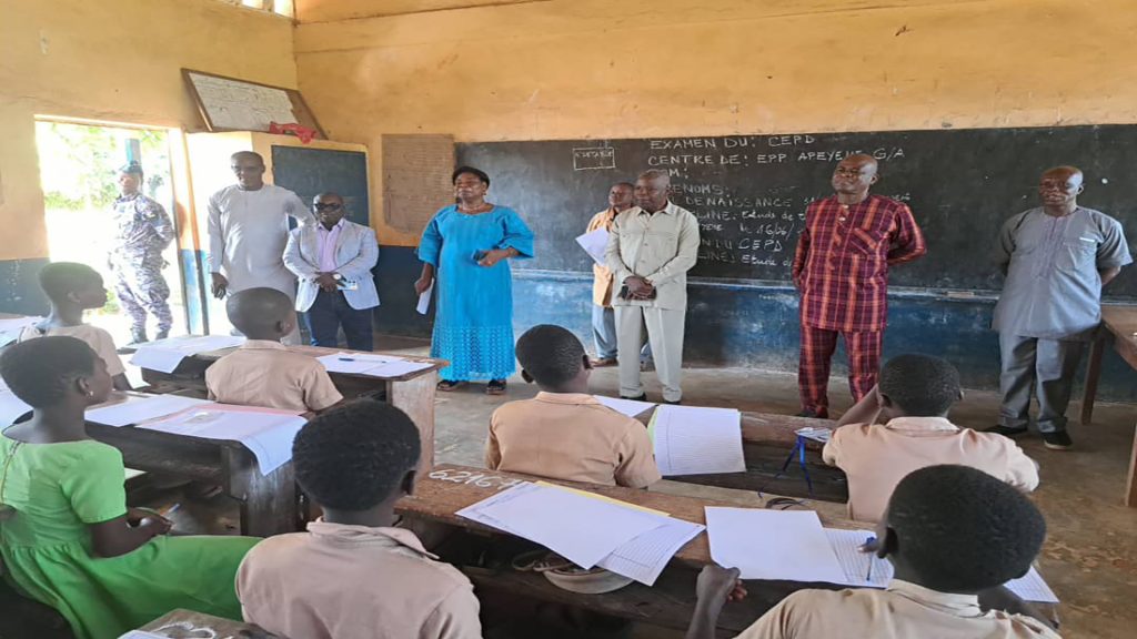 Visite des autorités de l'Avé  aux élèves de CEPD et BAC II en examens 